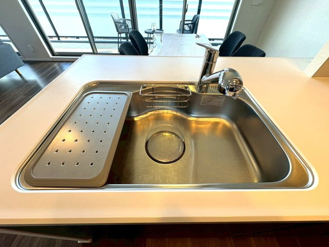 ◆２０２１年築の築浅マンション◆３沿線以上利用可能◆家具照明付き◆収納豊富◆エスリード大津京町のキッチン|シンク