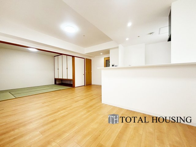 【居間・リビング】 | ステイツ南14条グランバレーヌ | LDKと和室の間の扉を開けることで、開放感あふれる空間に！
どちらの居室にも大きな窓がある為、リビング全体が明るい陽光に包まれます。