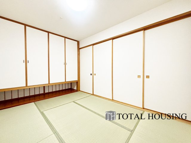 【和室】 | ステイツ南14条グランバレーヌ | 和室　約6.0帖
LDKと繋がる和室は、お子様の遊び部屋や、来客時の就寝部屋として利用でき便利です。襖を開放すれば、広々空間として一体利用が可能◎押入れが備えられ、布団なども収納できます。