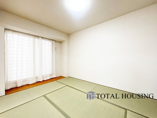 【和室】 | ステイツ南14条グランバレーヌ | 和室　約6.0帖
一室和室が備わっています。畳の香りと落ち着いた雰囲気が魅力で、リラックスした時間を過ごせます。和の趣を感じる特別な空間をお楽しみください。