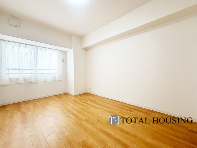 【洋室】 | ステイツ南14条グランバレーヌ | 洋室　約8.0帖
広々とした居住空間は日々の暮らしを彩り、心のやすらぎと満足感を与えてくれます。通風と採光を考慮した設計は子供たちはのびのび育ち、家族でくつろぎと団らんを生み出します。