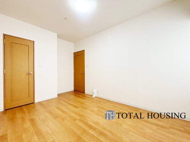 【洋室】 | ステイツ南14条グランバレーヌ | 洋室　約8.0帖
ベッドや机などの家具を設置してもゆとりのある広さで、主寝室におすすめのお部屋です。広い収納スペースも備わっています。