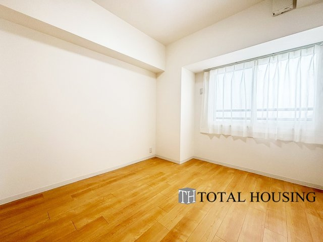 【洋室】 | ステイツ南14条グランバレーヌ | 洋室　約6.0帖
大きな窓からたっぷりの日差しが降り注ぐ明るい室内です。気持ちの良い朝日を受けて、目覚めの良い健康的な朝を迎えられそうです。