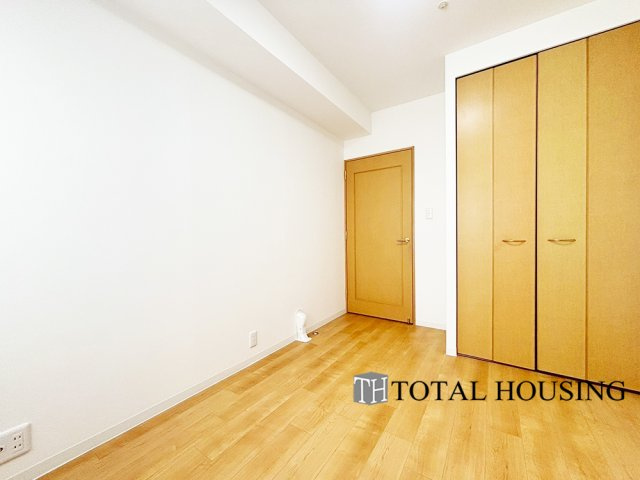 【洋室】 | ステイツ南14条グランバレーヌ | 洋室　約6.0帖
充分な広さと収納機能を備えた部屋はお子様の自発性と成長を促します。お子様の成長を支える、勉強や好きなことに没頭する学びの空間にどうぞ。