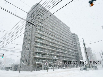 【外観】 | ステイツ南14条グランバレーヌ | 落ち着いた佇まいが魅力のマンションで、帰宅するたびにほっとする安らぎが感じられます。高級感と清潔感が漂う外観が、暮らしに彩りを添えてくれる住まいです。
