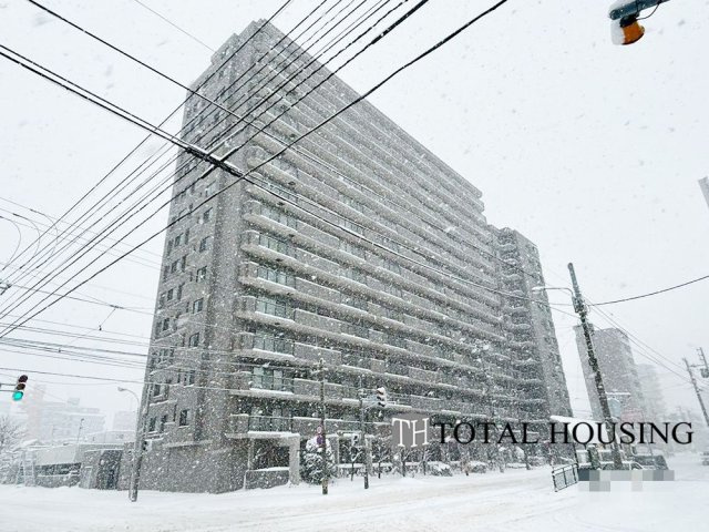 【外観】 | ステイツ南14条グランバレーヌ | 落ち着いた佇まいが魅力のマンションで、帰宅するたびにほっとする安らぎが感じられます。高級感と清潔感が漂う外観が、暮らしに彩りを添えてくれる住まいです。