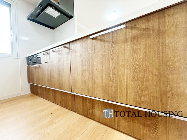 【キッチン】 | ステイツ南14条グランバレーヌ | キッチンにはうれしい窓付き設計。自然光が差し込み、毎日の料理も気持ちよく。風通しも良く、こもりがちな匂いもサッと換気できます。