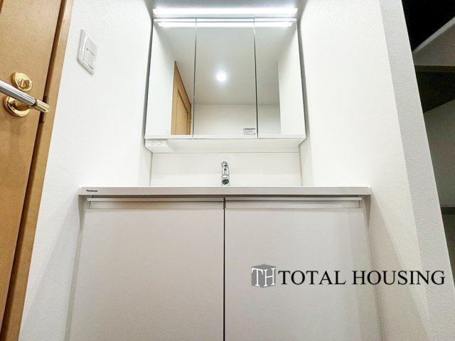 【独立洗面台】 | ステイツ南14条グランバレーヌ | 一日の始まりの朝、歯磨きをしたりメイクや髪をセットしたり・・・使いやすさが考えられた3面鏡です♪シャワー付水栓で洗面台でのシャンプーや毎日の掃除に大変便利ですね♪