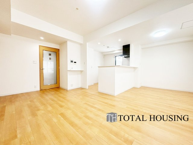 【居間・リビング】 | ステイツ南14条グランバレーヌ | ご家族みんなで長い時間を過ごすリビングは一番居心地のいいものであって欲しいですね。開放感のある広々リビングに光と風を呼び込みます。収納も多く快適な住空間を実現します。