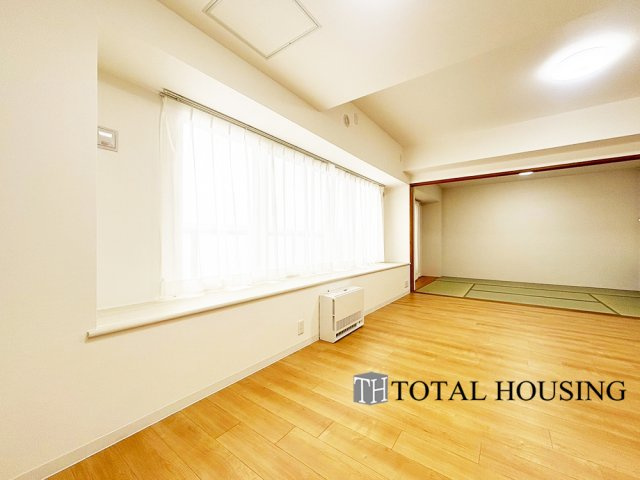 【居間・リビング】 | ステイツ南14条グランバレーヌ | 窓が大きく開放的な約15.7帖のLDK。たっぷりと光が差し込む広いリビングで家族揃ってゆったりとした時間をお過ごしいただけます。