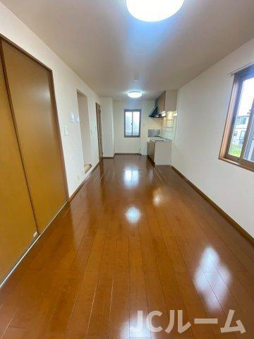 グランドハイデンス Bの居間・リビング|反転タイプの部屋の写真です