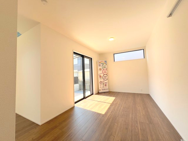 昭島市東町5丁目　新築戸建全1棟の居間・リビング|どんなインテリアもOK！シンプルな造り、お好きなインテリアも選びたいですね。