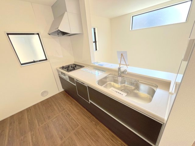 昭島市東町5丁目　新築戸建全1棟のキッチン|キッチンスペースは家族並んで料理してもゆとりのある広さです。