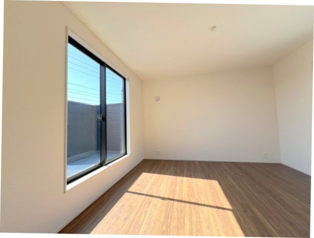 昭島市東町5丁目　新築戸建全1棟の洋室|【洋室2】8.0帖の主寝室｡バルコニーに面した明るい洋室