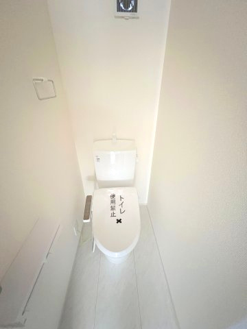 昭島市東町5丁目　新築戸建全1棟のトイレ|2階トイレには快適な温水洗浄便座付き