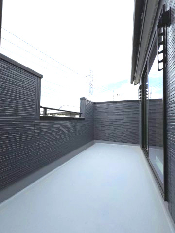 昭島市東町5丁目　新築戸建全1棟のバルコニー|南向きのバルコニーは奥行きがあり､洗濯物を楽々干せます｡