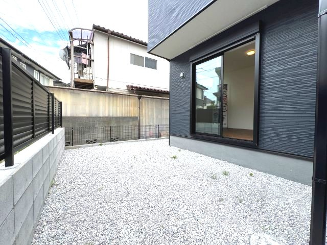 昭島市東町5丁目　新築戸建全1棟の庭|南向きの砂利の庭は、日当たりの良さと砂利の機能性が組み合わさることで、管理がしやすく快適な空間を実現！