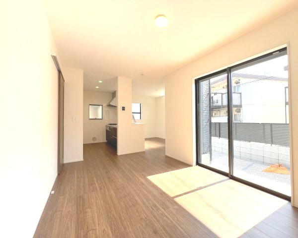 昭島市東町5丁目　新築戸建全1棟の居間・リビング|明るくにぎやかな家族にふさわしい、日差しあふれる16帖のLDK