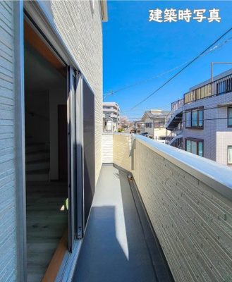 【バルコニー】 | 大和市柳橋3丁目 中古戸建 全1棟 | こちらの写真は建築時のものです。現況と異なる場合がございますので、ぜひ現地にてご確認ください。