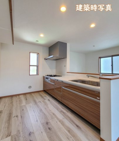 【キッチン】 | 大和市柳橋3丁目 中古戸建 全1棟 | こちらの写真は建築時のものです。現況と異なる場合がございますので、ぜひ現地にてご確認ください。