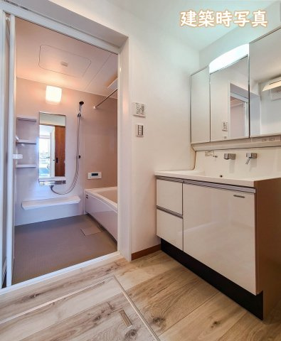 【洗面所】 | 大和市柳橋3丁目 中古戸建 全1棟 | こちらの写真は建築時のものです。現況と異なる場合がございますので、ぜひ現地にてご確認ください。