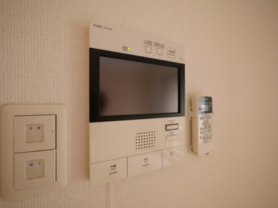 【セキュリティ】 | SERENiTE本町reflet | モニター付きインターホンです