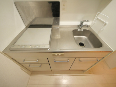 【キッチン】 | SERENiTE本町reflet | コンパクトなキッチンで掃除もラクラク