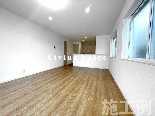 【居間・リビング】 | 【仲介手数料０円】厚木市温水西1丁目　新築一戸建て | 厚木市温水西1丁目　新築一戸建て