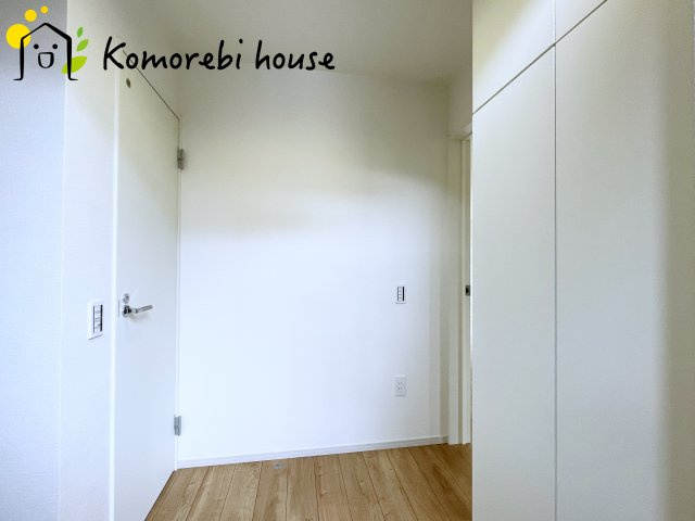 上尾市今泉　7期　新築一戸建て　グレース　01の玄関|収納もある玄関です
