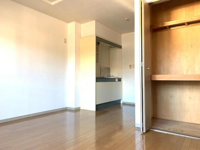 コンフォースＫの居間・リビング|洋室～キッチン