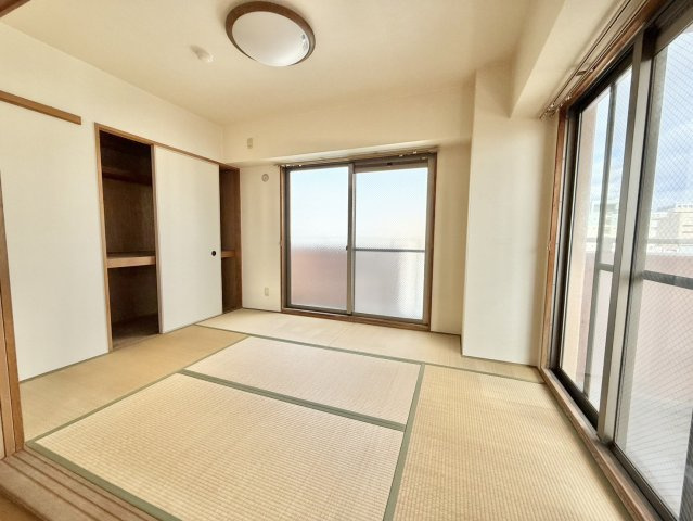 ワコーレ明石マリンプレイスの居間・リビング|ご家族みんなが集まるリビングは、大きくとった窓から明るい光が入ります！
