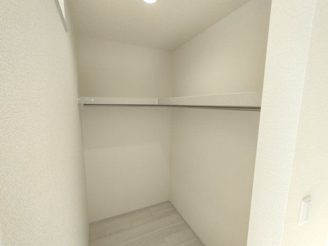 【Livele Garden】　古河市諸川　第１３　全2邸の収納|〇１号棟　ウォークインクローゼット〇
パイプや枕棚で空間を立体的に使います。衣類の種類や使用頻度に合わせて整頓できます♪
2025年12月撮影