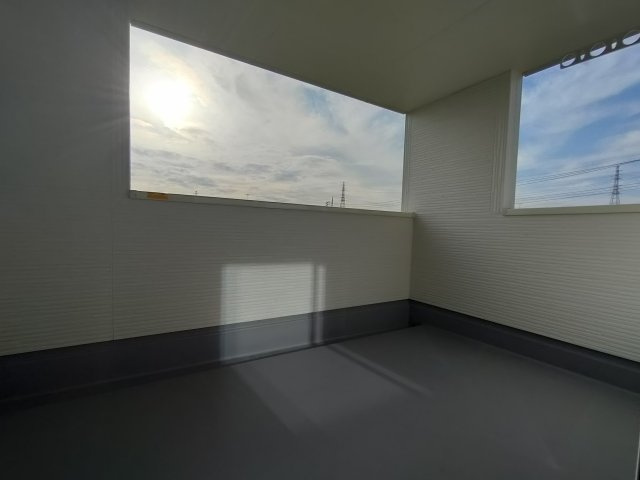 【Livele Garden】　古河市諸川　第１３　全2邸のバルコニー|〇１号棟　バルコニー〇
屋根付きのインナーバルコニーなら、急な雨でも安心♪共働きのご夫婦にもおすすめです（＾＾）
2025年12月撮影