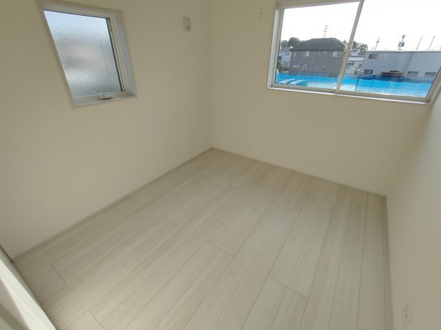 【Livele Garden】　古河市諸川　第１３　全2邸の洋室|〇１号棟　洋室　5.25帖〇
各居室収納付き！窓から明るい日差しが差し込みます♪
2025年12月撮影