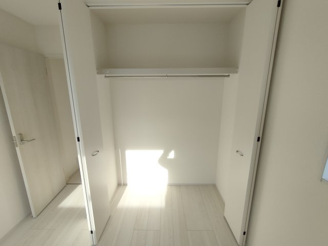 【Livele Garden】　古河市諸川　第１３　全2邸の収納|〇１号棟　クローゼット〇
枕棚＋ハンガーパイプ付きで上の空間も最大限活かせる収納です♪
2025年12月撮影