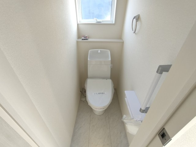 【Livele Garden】　古河市諸川　第１３　全2邸のトイレ|〇１号棟　トイレ〇
うれしい手すり＆タオル掛け付きトイレ。ご家族様が多いご家庭の方も安心の1.２階トイレ完備！
2025年12月撮影