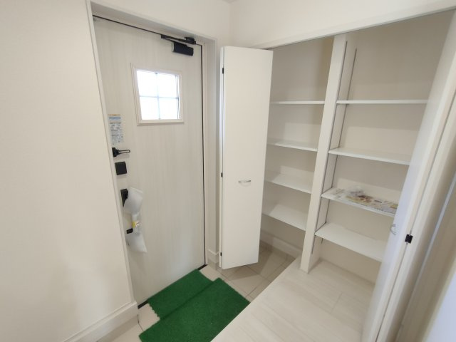 【Livele Garden】　古河市諸川　第１３　全2邸の玄関|〇１号棟　玄関〇
広い玄関ホールに靴などの収納スペースが付いた間取り♪おうちの顔である玄関は大切なお客様をお迎えする大切な空間です（＾＾）
2025年12月撮影