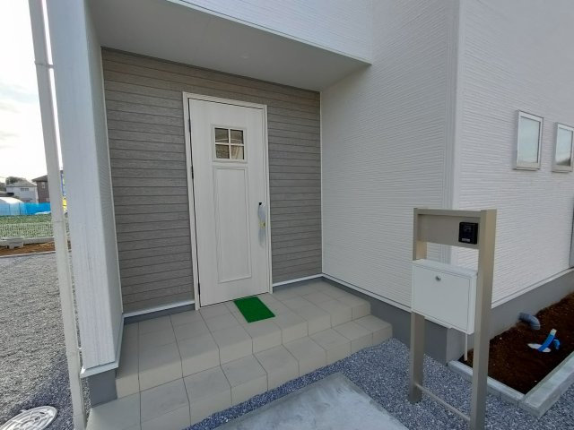 【Livele Garden】　古河市諸川　第１３　全2邸の玄関|〇１号棟　玄関〇
白い扉が可愛らしいデザインの玄関です♪
2025年12月撮影