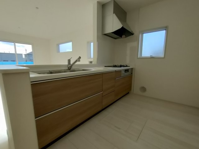 【Livele Garden】　古河市諸川　第１３　全2邸のキッチン|〇１号棟　キッチン〇
木目がおしゃれなキッチン♪大容量スライド収納と床下収納完備で食器や保存食などを保管しておくことができます（＾＾）
2025年12月撮影