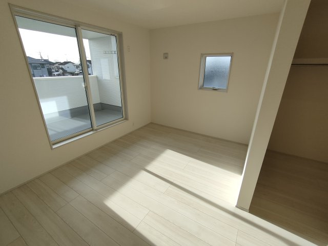 【Livele Garden】　古河市諸川　第１３　全2邸の洋室|〇１号棟　洋室　7帖〇
バルコニーに面した洋室は日当たり良好です！ウォークインクローゼット付き♪たっぷりの収納スペースで住空間もスッキリ広々します（＾＾）
2025年12月撮影