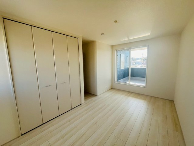 【Livele Garden】　古河市諸川　第１３　全2邸の洋室|〇２号棟　洋室　8帖〇
バルコニー面するクローゼット付き主寝室。たっぷりの収納スペースで住空間もスッキリ広々♪
2026年2月撮影