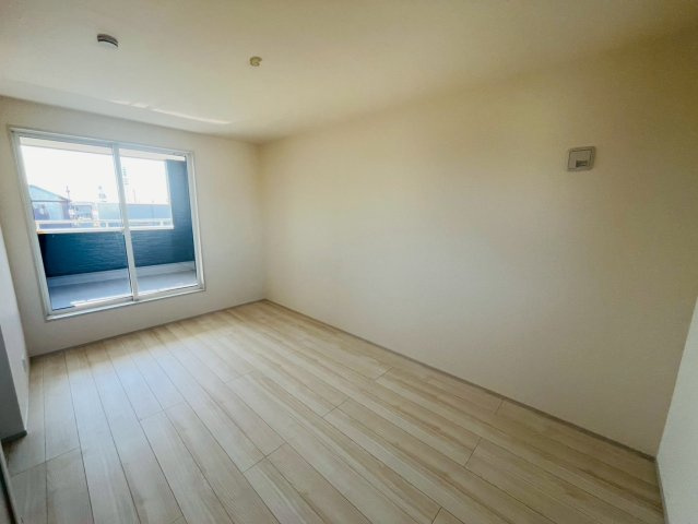 【Livele Garden】　古河市諸川　第１３　全2邸の洋室|〇２号棟　洋室　8帖〇
大きな窓で２階居室にもしっかりと陽ざしが届いて明るい室内♪大きなベッドを置いてもゆとりのある広さです（＾＾）
2026年2月撮影