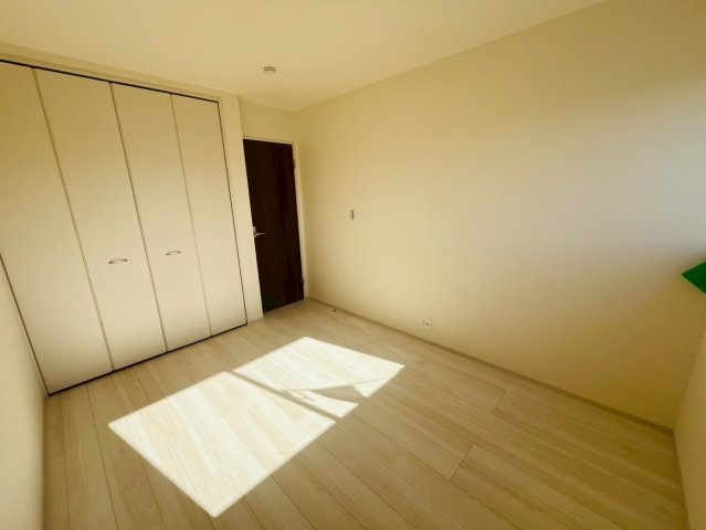 【Livele Garden】　古河市諸川　第１３　全2邸の洋室|〇２号棟　洋室　5.84帖〇
日差しが注ぎ、心地よい空間です。各居室に収納付きで住みやすさにこだわっています！
2026年2月撮影