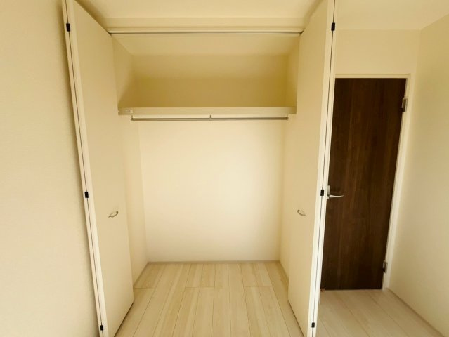 【Livele Garden】　古河市諸川　第１３　全2邸の収納|〇２号棟　クローゼット〇
クローゼットにはパイプハンガーが付いているので、お子様でも上手に収納することができます♪
2026年2月撮影