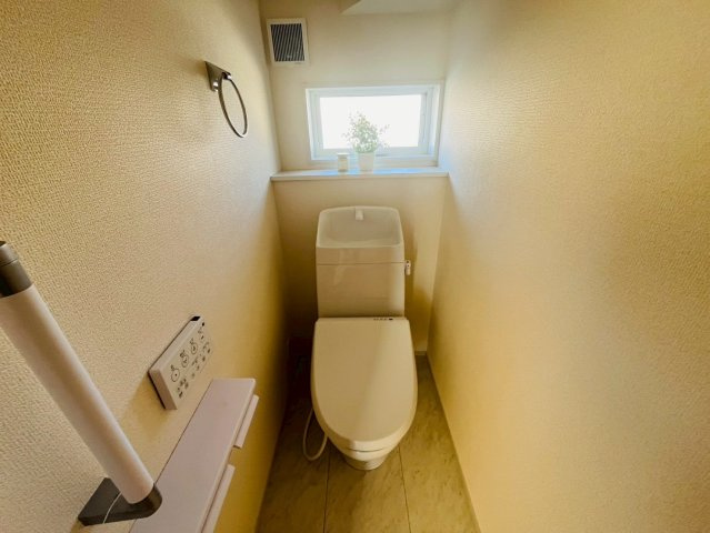 【Livele Garden】　古河市諸川　第１３　全2邸のトイレ|〇２号棟　トイレ〇
ウォシュレット付きトイレ。1.2階にトイレがあるので忙しい朝でも安心です♪
2026年2月撮影