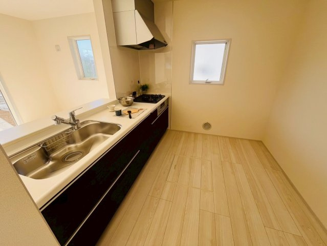 【Livele Garden】　古河市諸川　第１３　全2邸のキッチン|〇２号棟　キッチン〇
広々しているので、ご夫婦で会話を楽しみながらお料理をすることができます（＾＾）
2026年2月撮影