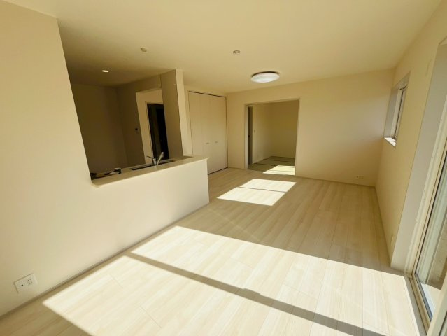 【Livele Garden】　古河市諸川　第１３　全2邸の居間・リビング|〇２号棟　リビング〇
爽やかなホワイトで統一されたリビングは光を反射し、明るい空間を作り出します♪
2026年2月撮影
