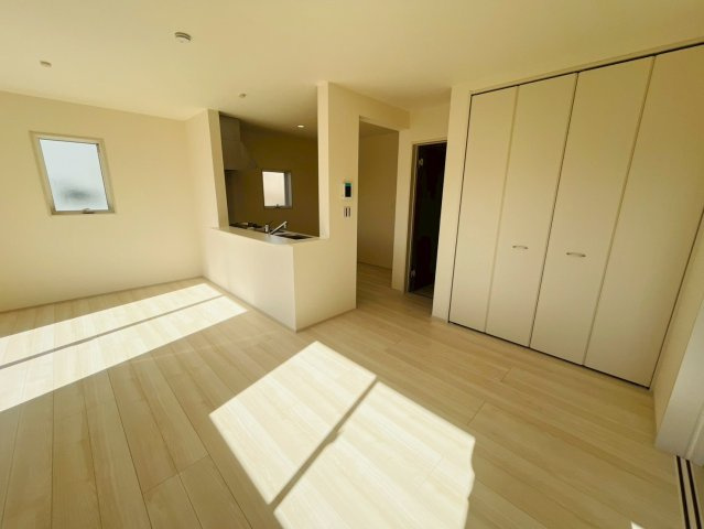 【Livele Garden】　古河市諸川　第１３　全2邸の居間・リビング|〇２号棟　リビング〇
広々16帖のリビングです。窓から明るい日差しが差し込みます♪
2026年2月撮影