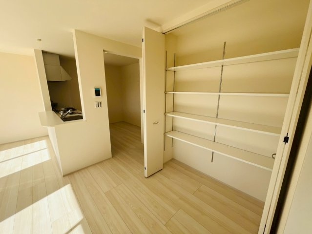 【Livele Garden】　古河市諸川　第１３　全2邸の居間・リビング|〇２号棟　リビング〇
リビングにも収納スペースがございます。日用品や季節ものの家電などを収納してリビングをスッキリさせることができます（＾＾）
2026年2月撮影