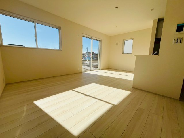 【Livele Garden】　古河市諸川　第１３　全2邸の居間・リビング|〇２号棟　リビング〇
南面には掃出し窓があり、とても明るいリビングです♪
2026年2月撮影